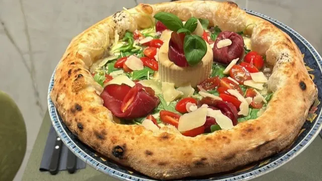 Pizza napolitaine au bord gonflé, roquette et tomates cerises