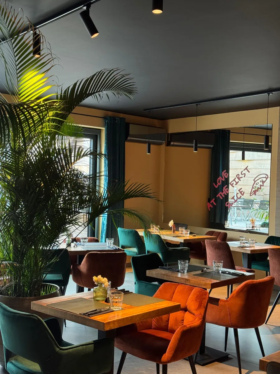 Tables dressées et fauteuils en velours